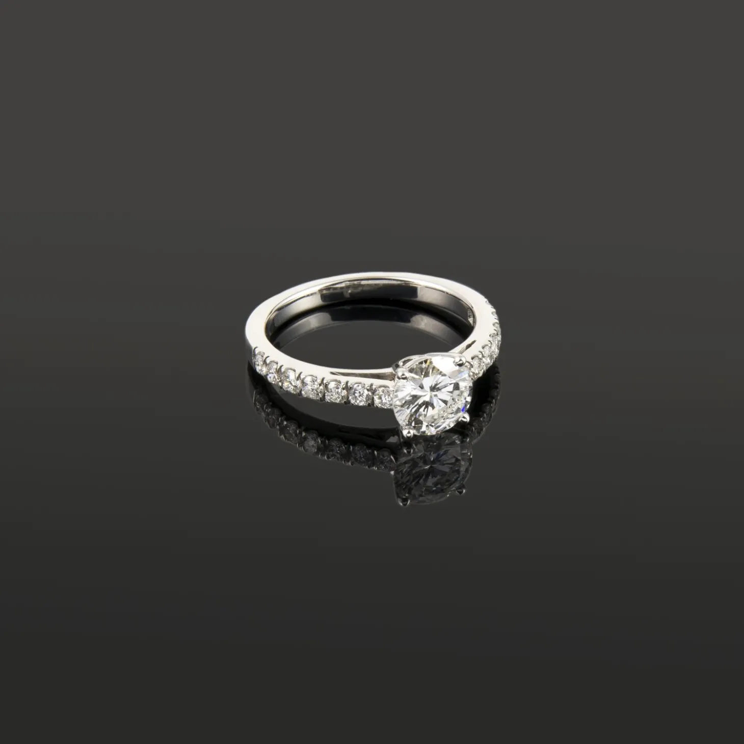 ANILLOS DE COMPROMISO Solitario oro blanco y diamantes color e, pureza vvs1 y peso 1,05 cts.