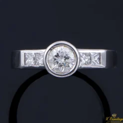 ANILLOS DE COMPROMISO Sortija oro blanco y diamantes color b, pureza vs1 y peso 0,57 cts.