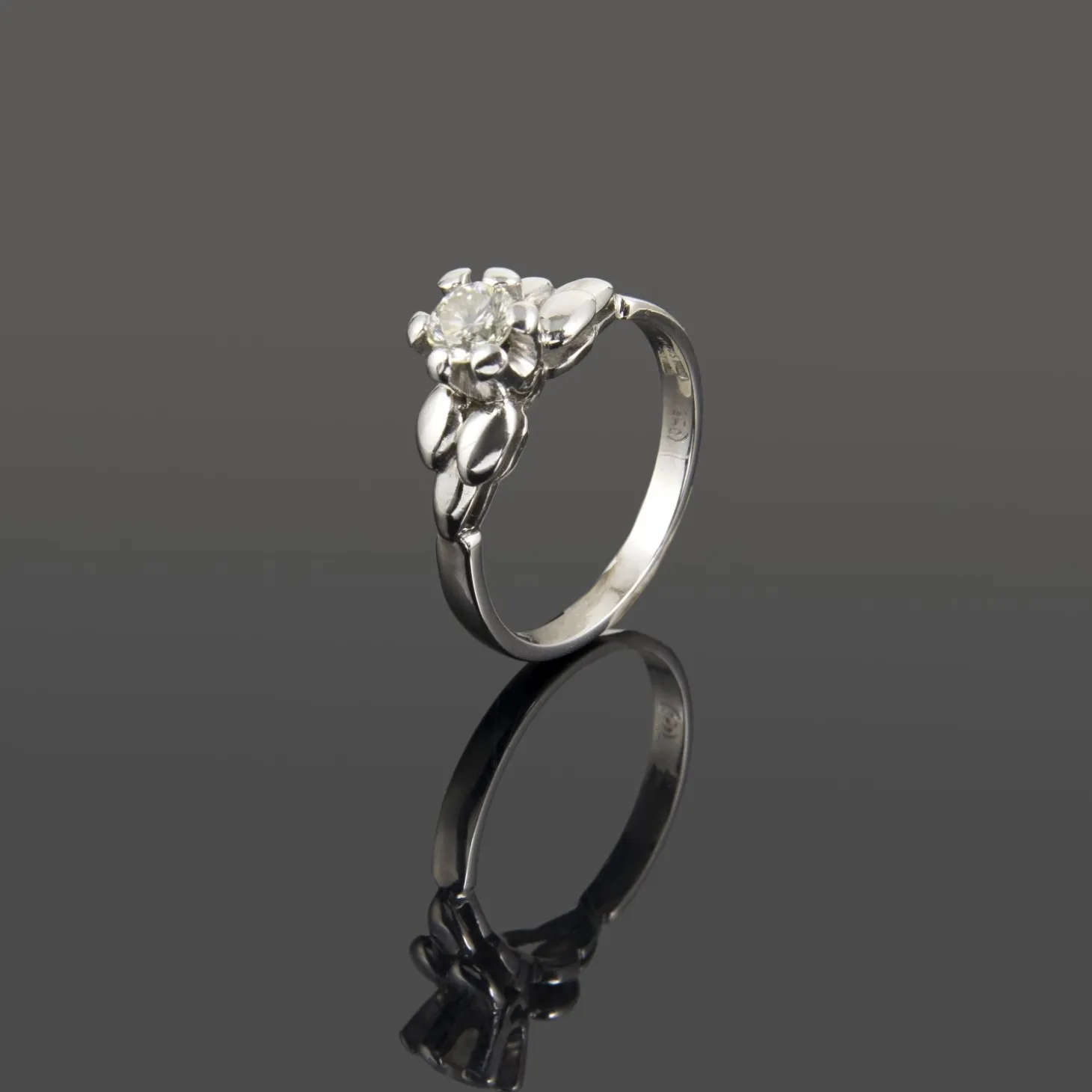 ANILLOS DE COMPROMISO Sortija solitario oro blanco.