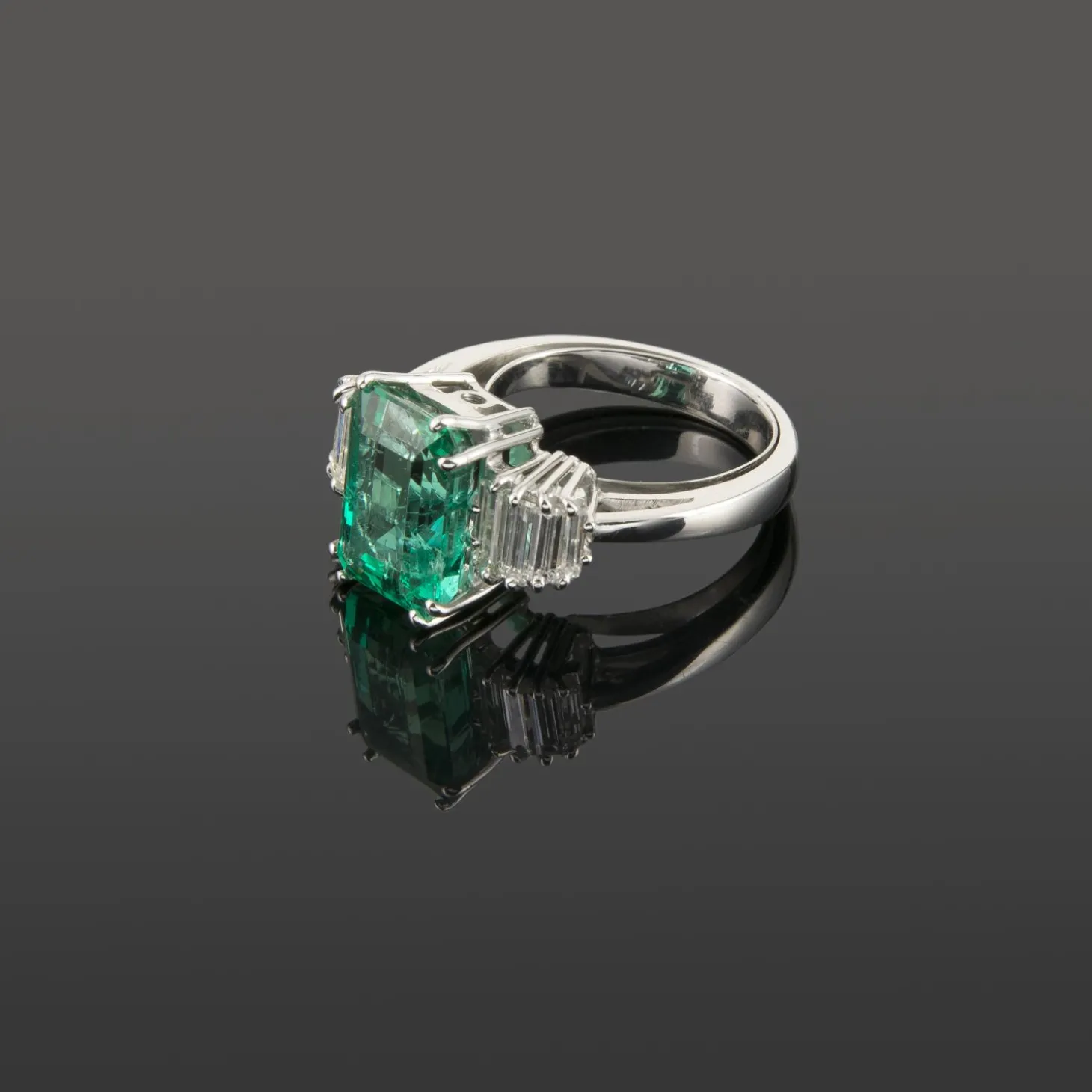 ANILLOS DE COMPROMISO Sortija oro blanco esmeralda y diamantes baguette.