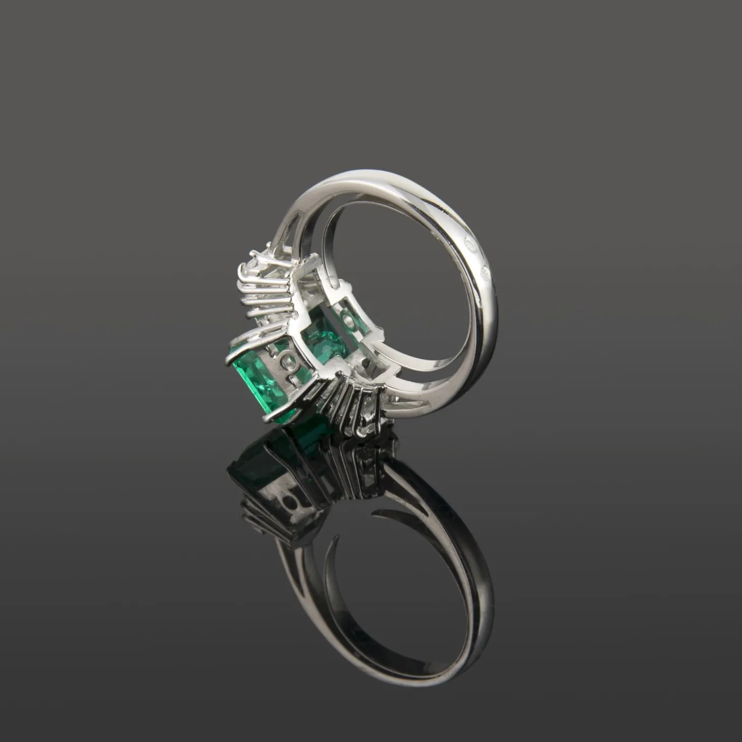 ANILLOS DE COMPROMISO Sortija oro blanco esmeralda y diamantes baguette.