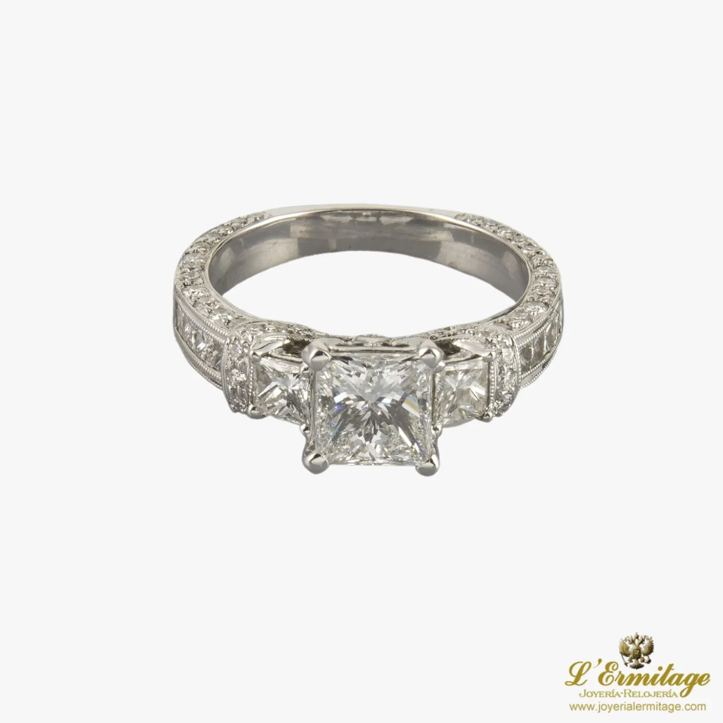 ANILLOS DE COMPROMISO Sortija oro blanco y diamantes color g, pureza vvs1 y peso 1,60 cts.