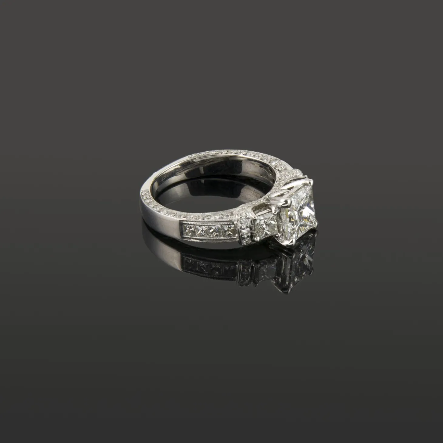 ANILLOS DE COMPROMISO Sortija oro blanco y diamantes color g, pureza vvs1 y peso 1,60 cts.