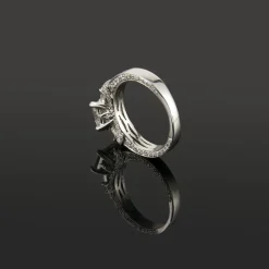 ANILLOS DE COMPROMISO Sortija oro blanco y diamantes color g, pureza vvs1 y peso 1,60 cts.