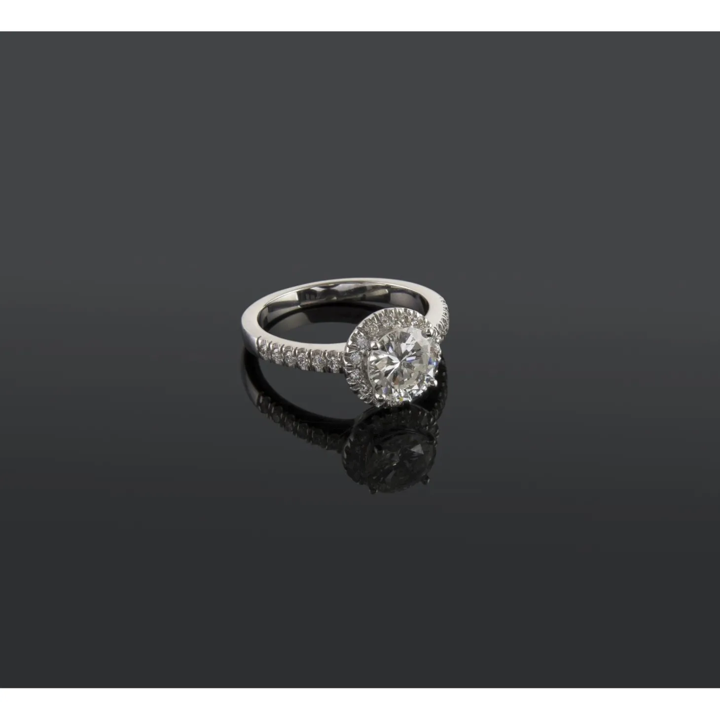 ANILLOS DE COMPROMISO Sortija solitario oro blanco y diamantes color g, pureza vs1 y peso 1,31 cts.