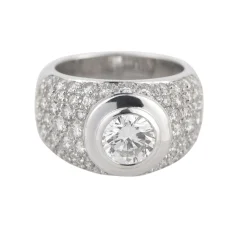 ANILLOS DE COMPROMISO Sortija ancha oro blanco con diamante central color g, pureza vs2, peso 1,20 cts y pavé de diamantes.