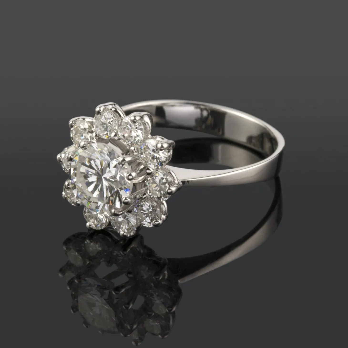 ANILLOS DE COMPROMISO Sortija oro blanco y orla diamantes.