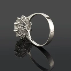 ANILLOS DE COMPROMISO Sortija oro blanco y orla diamantes.