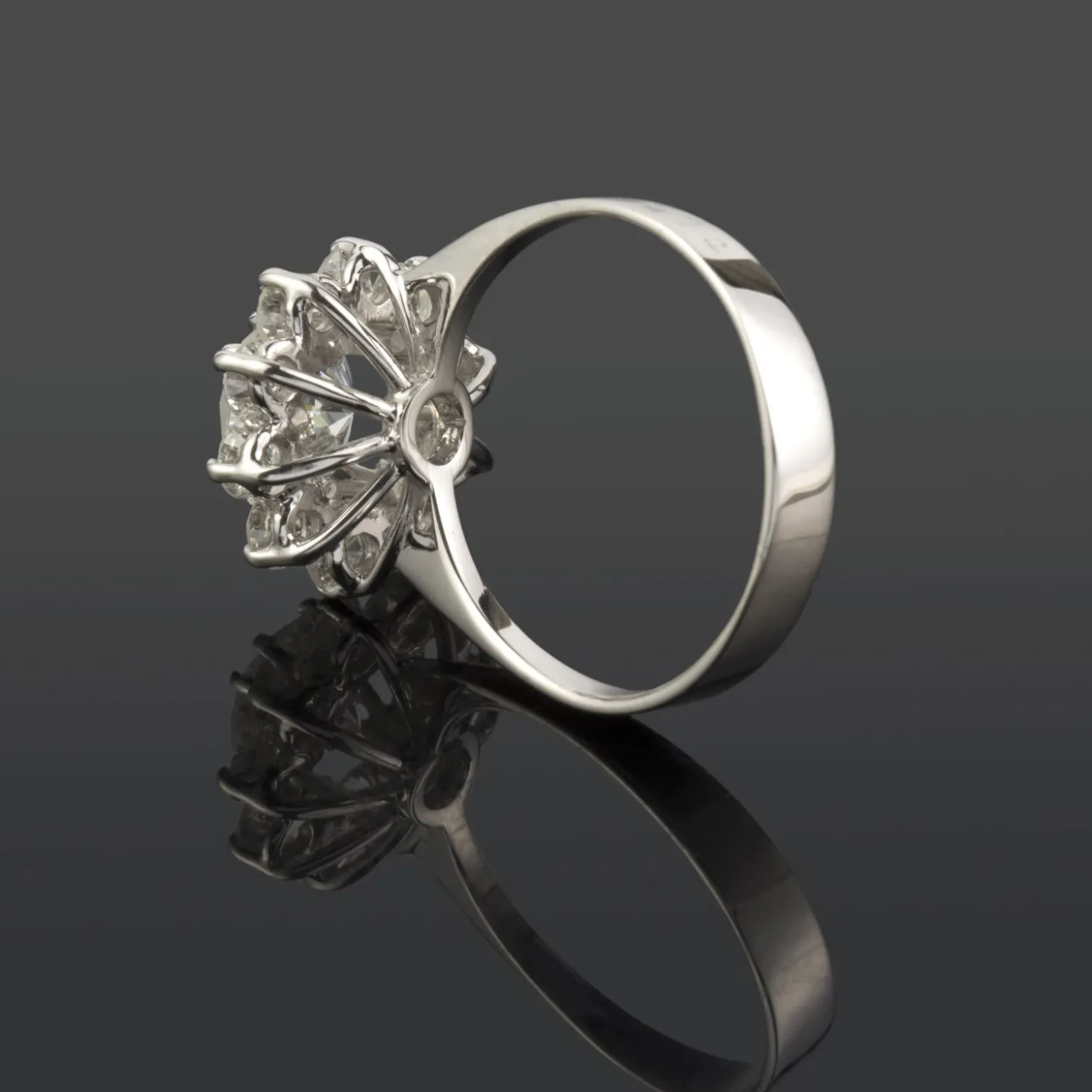 ANILLOS DE COMPROMISO Sortija oro blanco y orla diamantes.