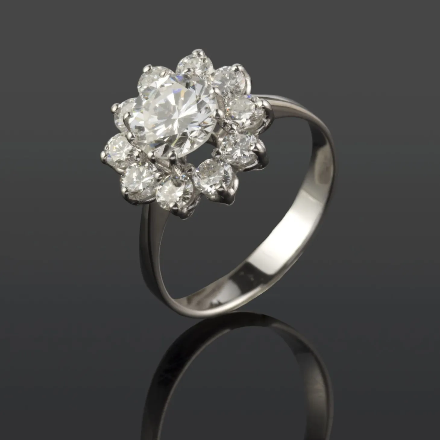 ANILLOS DE COMPROMISO Sortija oro blanco y orla diamantes.