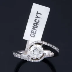 ANILLOS DE COMPROMISO Sortija oro blanco y diamantes color j, pureza vs1 y peso 1,04 cts.