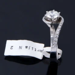 ANILLOS DE COMPROMISO Sortija oro blanco y diamantes color j, pureza vs1 y peso 1,04 cts.