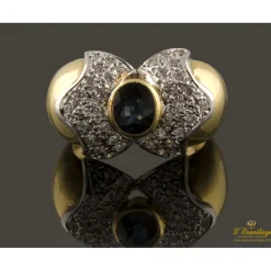 ANILLOS / SORTIJAS Presenta un zafiro natural central talla oval y cuajado de brillantes