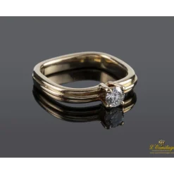 ANILLOS / SORTIJAS Solitario con brazo cuadrado en oro amarillo con un brillante.