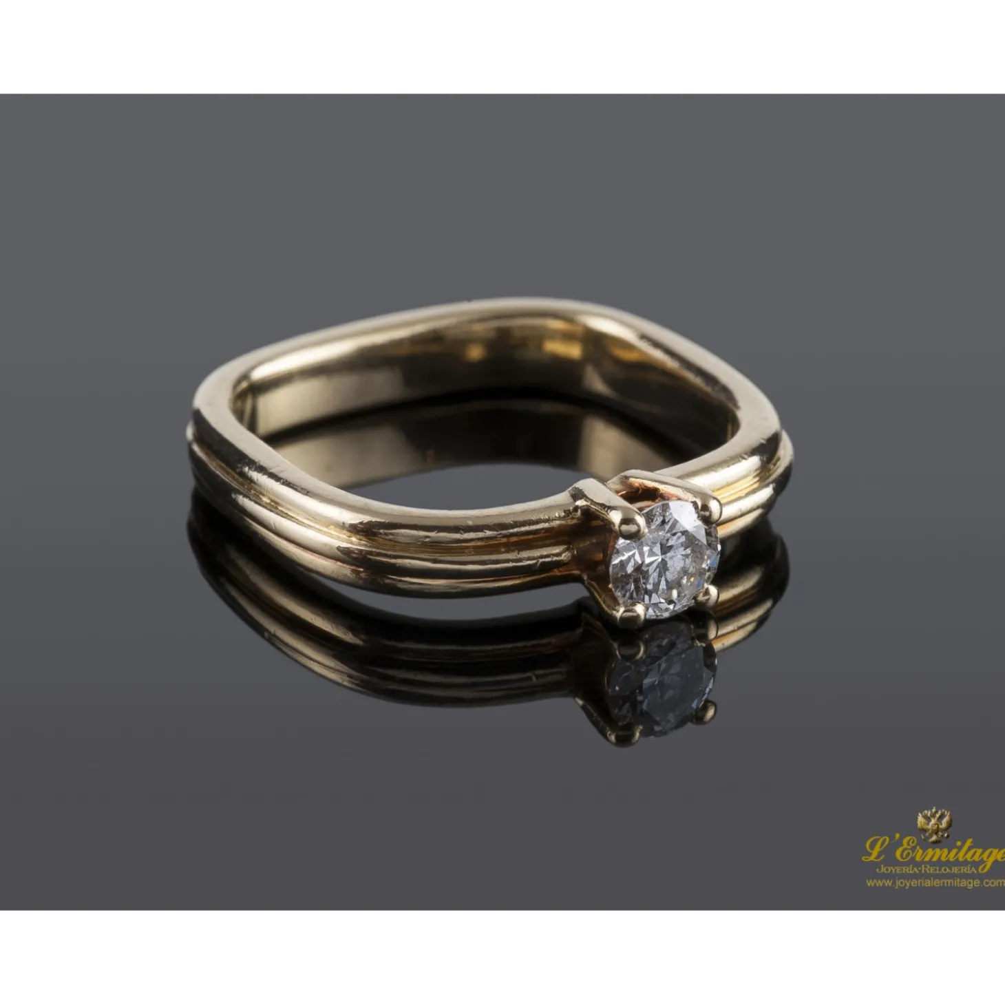 ANILLOS / SORTIJAS Solitario con brazo cuadrado en oro amarillo con un brillante.