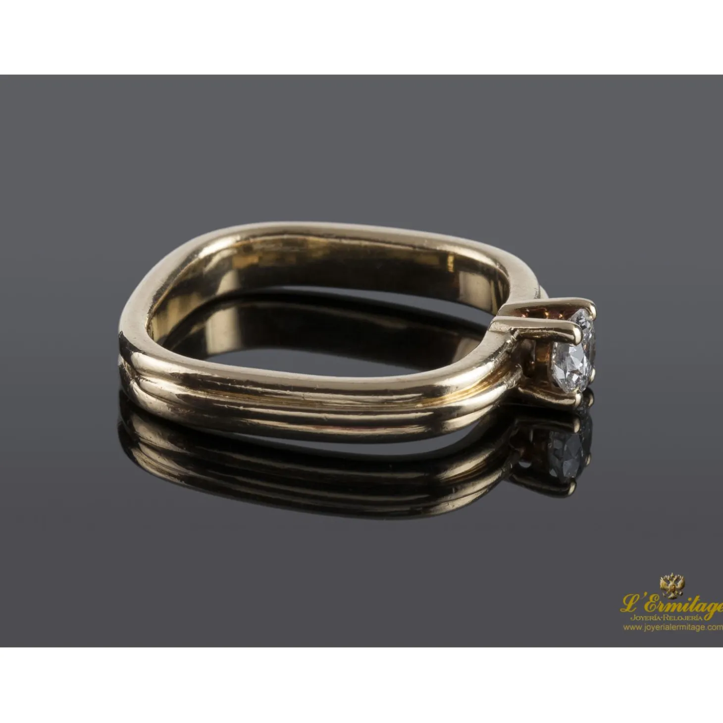 ANILLOS / SORTIJAS Solitario con brazo cuadrado en oro amarillo con un brillante.