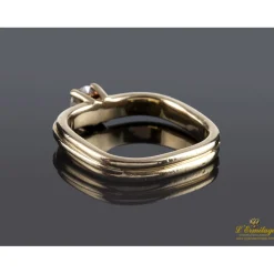 ANILLOS / SORTIJAS Solitario con brazo cuadrado en oro amarillo con un brillante.