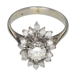 ANILLOS / SORTIJAS Solitario en oro blanco con brillante central y detalles con brillantes. Talla 8.