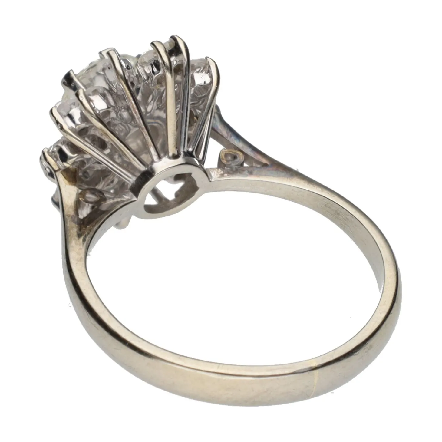 ANILLOS / SORTIJAS Solitario en oro blanco con brillante central y detalles con brillantes. Talla 8.