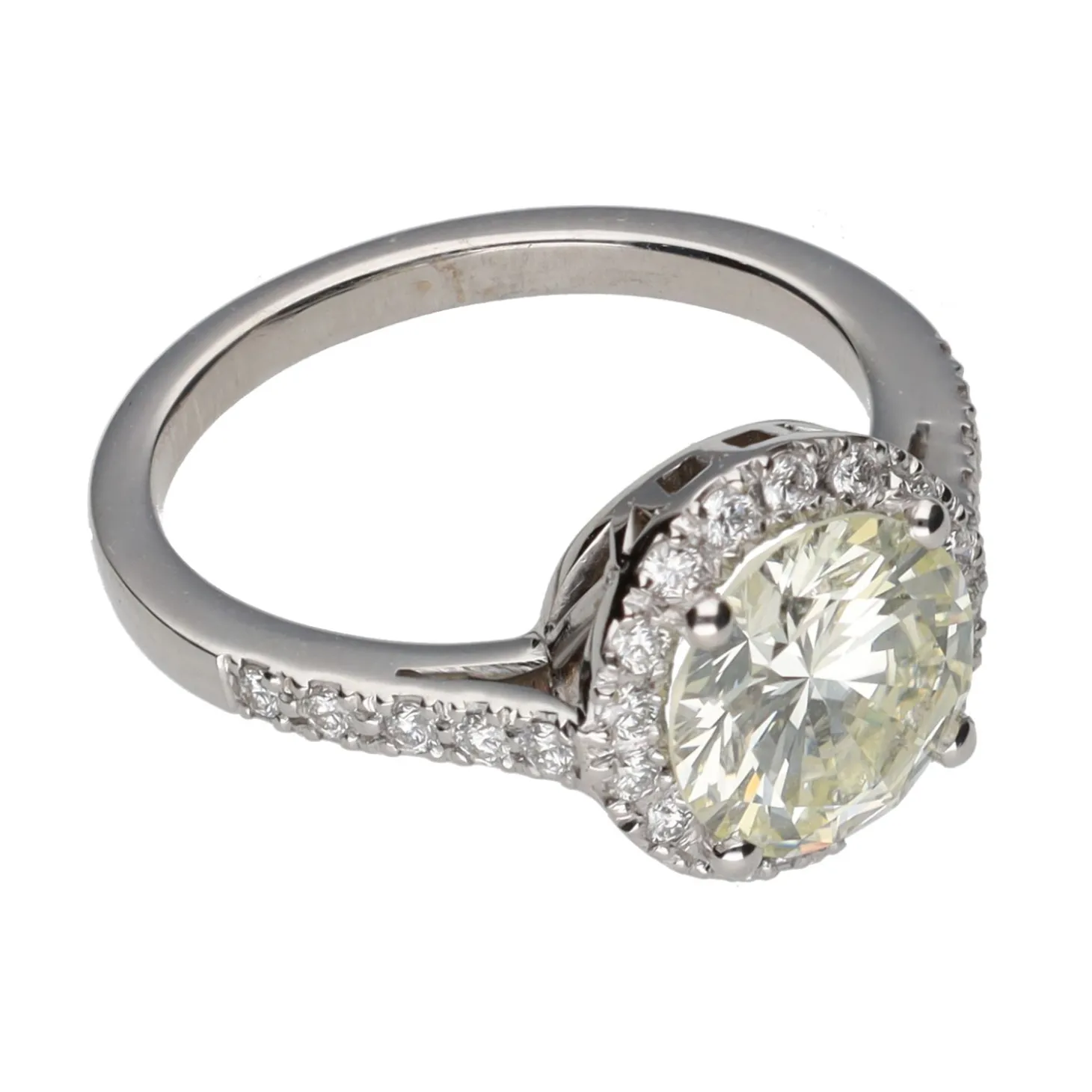 ANILLOS / SORTIJAS Solitario en oro blanco con brillante central y brillantes en orla y brazos. Talla 13.