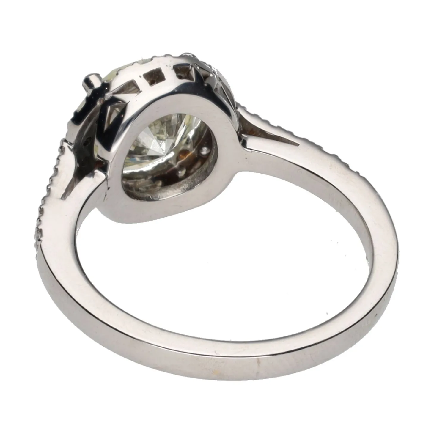 ANILLOS / SORTIJAS Solitario en oro blanco con brillante central y brillantes en orla y brazos. Talla 13.