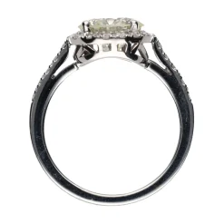 ANILLOS / SORTIJAS Solitario en oro blanco con brillante central y brillantes en orla y brazos. Talla 13.