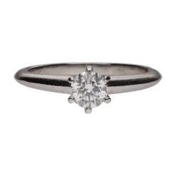 ANILLOS / SORTIJAS Solitario tiffany & co. En platino con un brillantes. Talla 8.