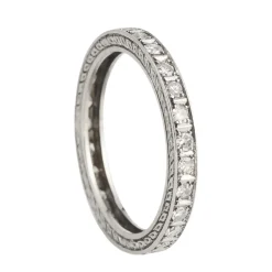 ANILLOS / SORTIJAS Sortija alianza realizada en oro blanco y diamantes naturales. Talla 13.