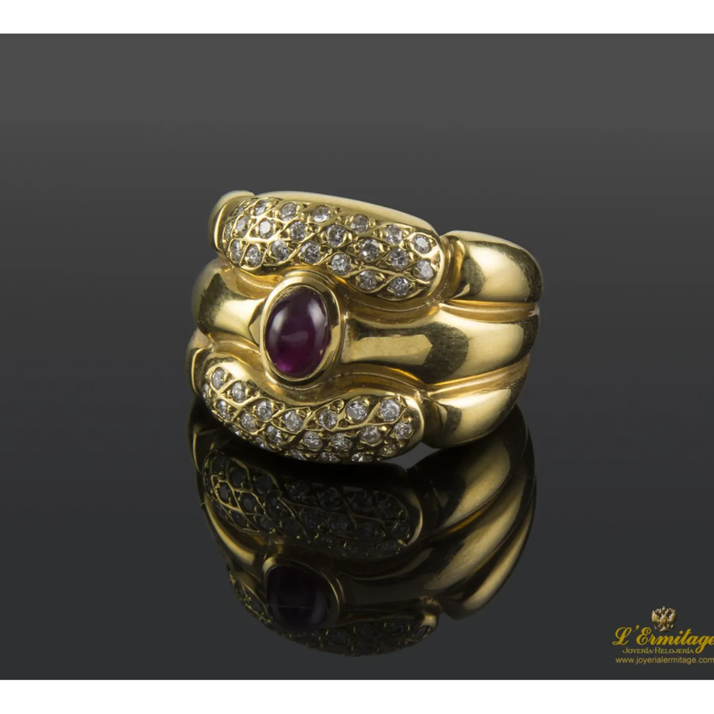 ANILLOS / SORTIJAS Sortija ancha oro amarillo rubí cabuchón y cuajado de diamantes