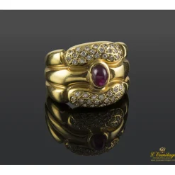 ANILLOS / SORTIJAS Sortija ancha oro amarillo rubí cabuchón y cuajado de diamantes