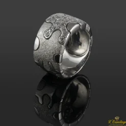 ANILLOS / SORTIJAS Sortija ancha realizada en oro blanco con cuajado de brillantes