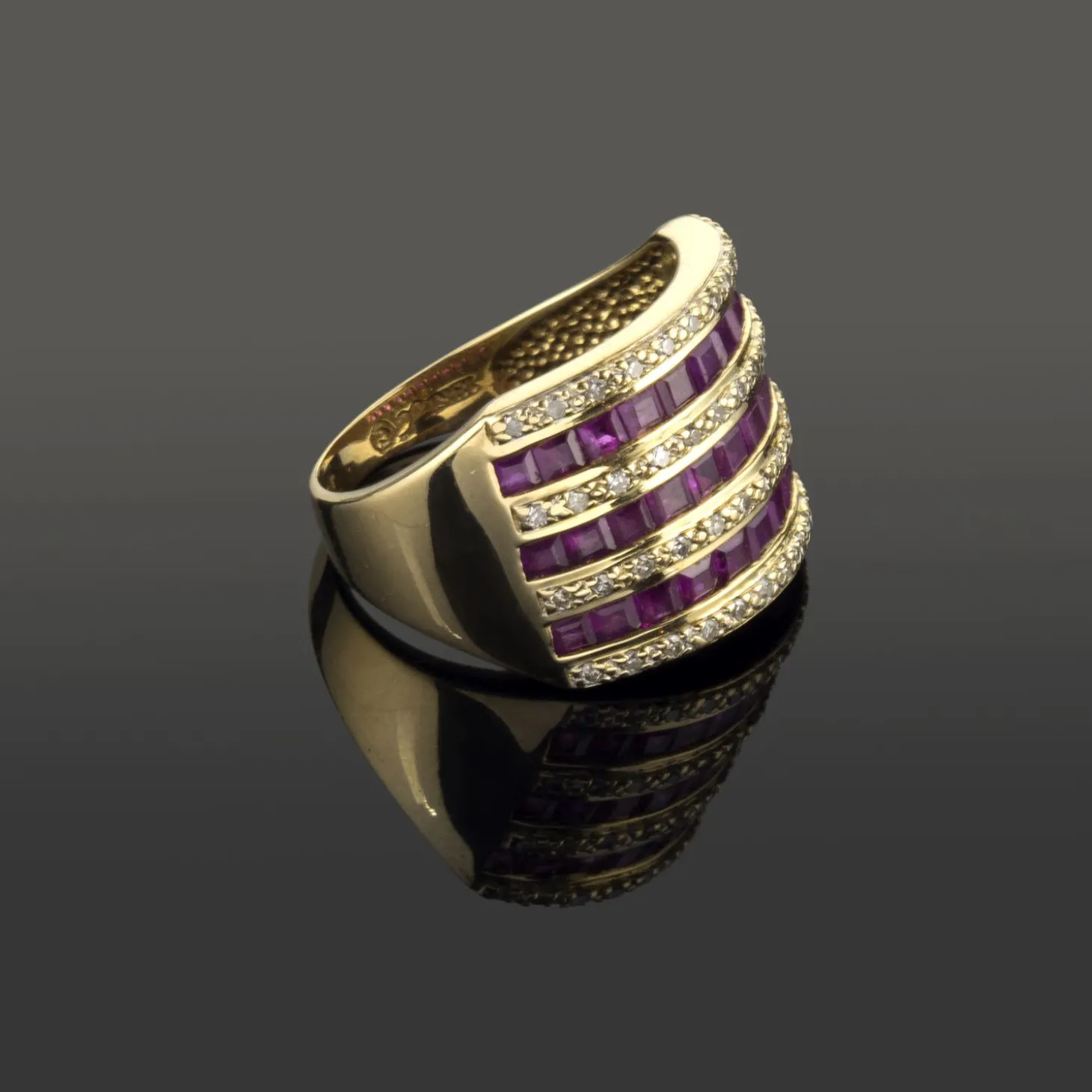 ANILLOS / SORTIJAS Sortija ancha con rubíes y diamantes.