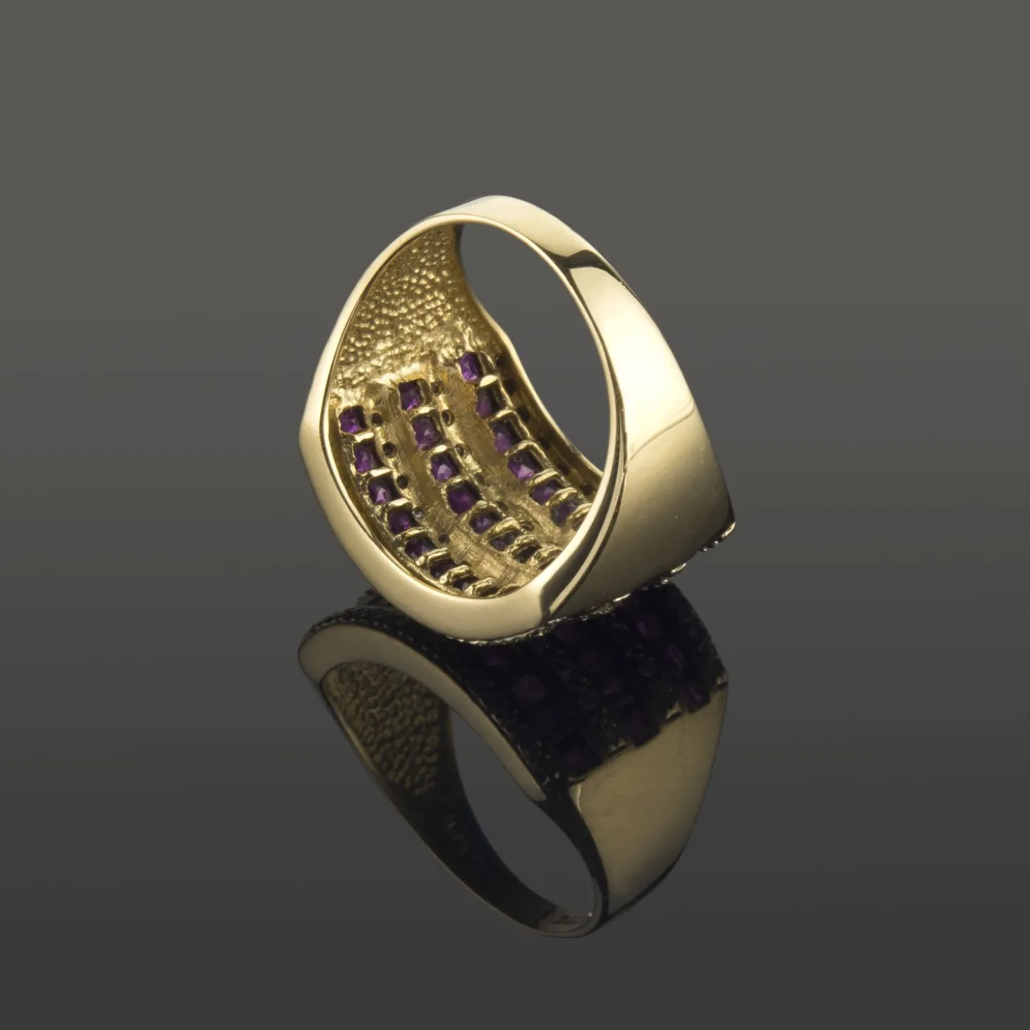 ANILLOS / SORTIJAS Sortija ancha con rubíes y diamantes.