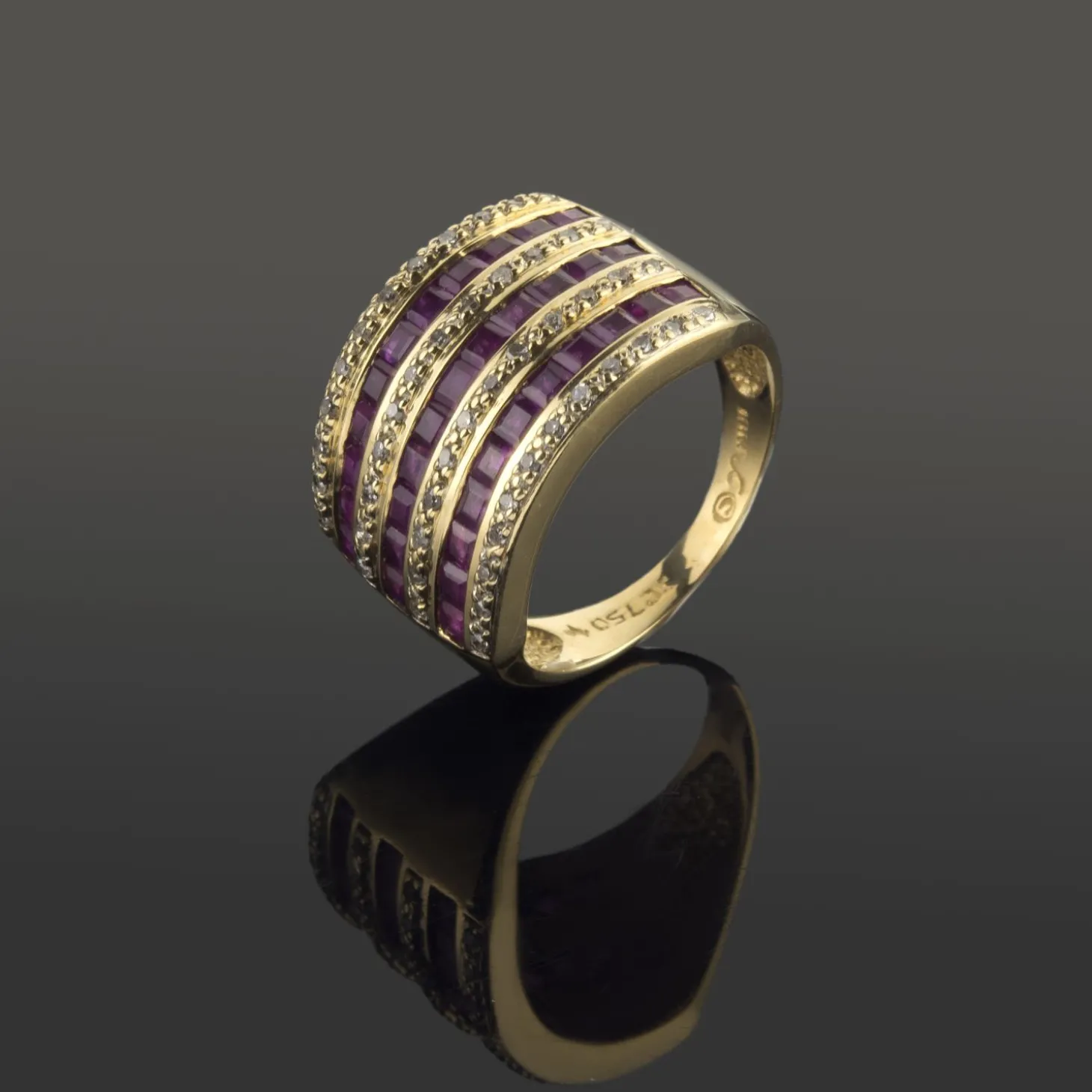 ANILLOS / SORTIJAS Sortija ancha con rubíes y diamantes.