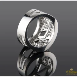 ANILLOS / SORTIJAS Sortija ancha con brillantes engastados en oro blanco.