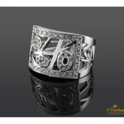 ANILLOS / SORTIJAS Sortija ancha con brillantes engastados en oro blanco.
