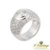 ANILLOS / SORTIJAS Sortija ancha oro blanco con diamante central color g, pureza vs2, peso 1,20 cts y pavé de diamantes.