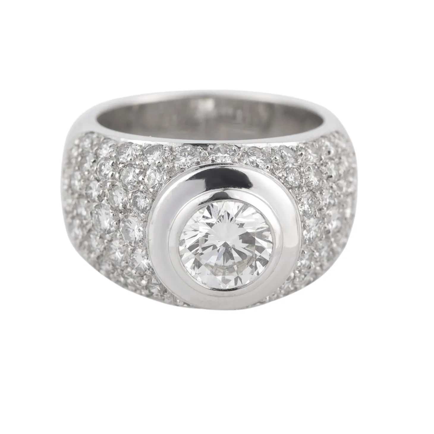 ANILLOS / SORTIJAS Sortija ancha oro blanco con diamante central color g, pureza vs2, peso 1,20 cts y pavé de diamantes.