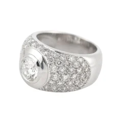 ANILLOS / SORTIJAS Sortija ancha oro blanco con diamante central color g, pureza vs2, peso 1,20 cts y pavé de diamantes.