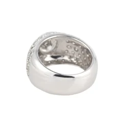 ANILLOS / SORTIJAS Sortija ancha oro blanco con diamante central color g, pureza vs2, peso 1,20 cts y pavé de diamantes.