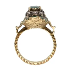 ANILLOS / SORTIJAS Sortija antigua en oro amarillo con esmeralda y diamantes. Talla 18.