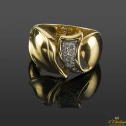ANILLOS / SORTIJAS Sortija antigua oro amarillo y cuajado de diamantes.