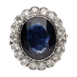ANILLOS / SORTIJAS Sortija antigua en oro blanco con cristal azul central y orla de diamantes. Talla 10.