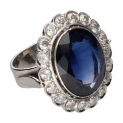 ANILLOS / SORTIJAS Sortija antigua en oro blanco con cristal azul central y orla de diamantes. Talla 10.