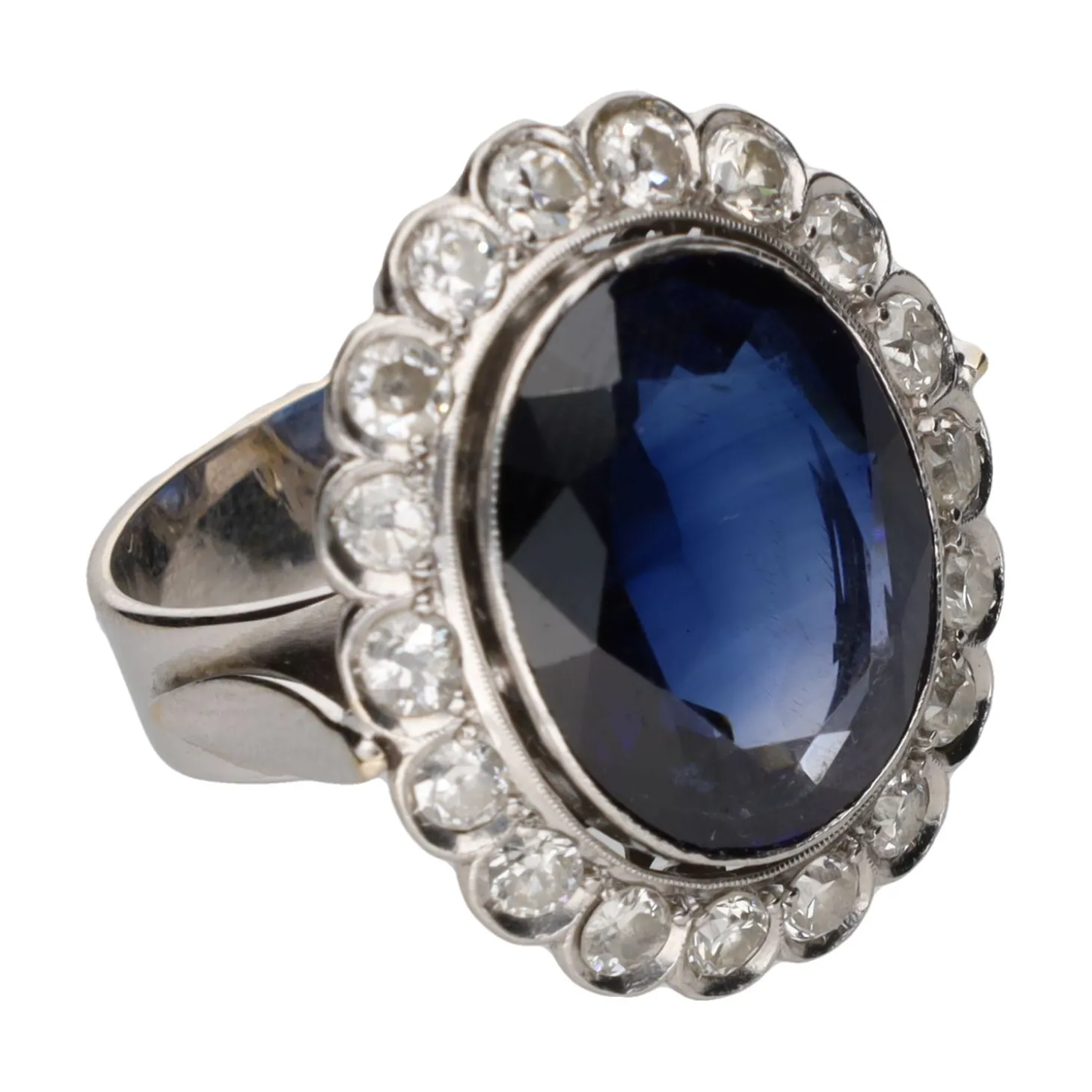 ANILLOS / SORTIJAS Sortija antigua en oro blanco con cristal azul central y orla de diamantes. Talla 10.