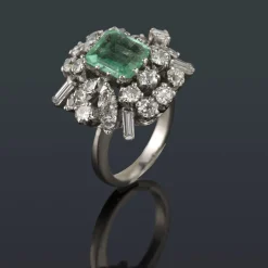 ANILLOS / SORTIJAS Sortija antigua oro blanco esmeralda y diamantes.