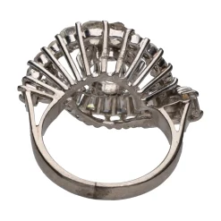 ANILLOS / SORTIJAS Sortija antigua en oro blanco con diamantes naturales. Talla 10.