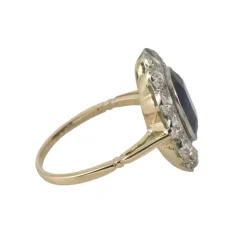 ANILLOS / SORTIJAS Sortija antigua oro amarillo oro blanco zafiro y orla de diamantes.