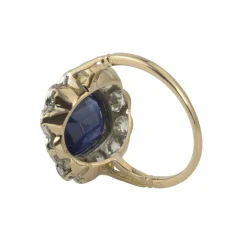ANILLOS / SORTIJAS Sortija antigua oro amarillo oro blanco zafiro y orla de diamantes.