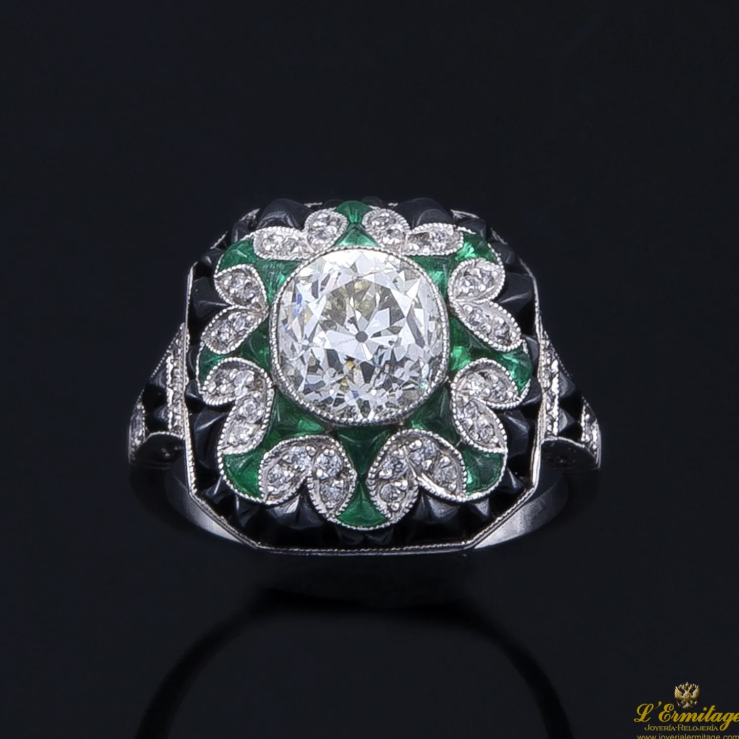 ANILLOS / SORTIJAS Sortija antigua oro blanco esmeraldas, ónix y diamante central.